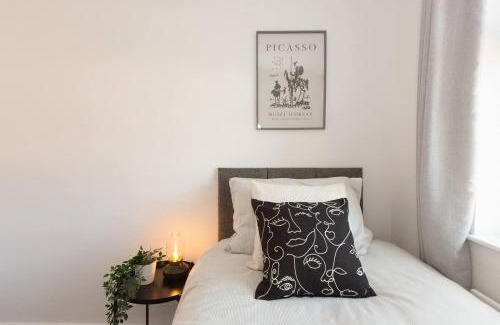 Edwalton Apartment | Family Getaway - 3BR Home & Driveway Parking