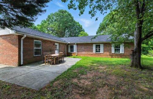 Winston - Salem House | Family Getaway 9BR Open-Concept Retreat home