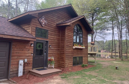 Minocqua Cabin | 🌟Family Getaway🔥FirePit🔥Game room🌟Lake Front💧Private Location🌟Close to town🏖️