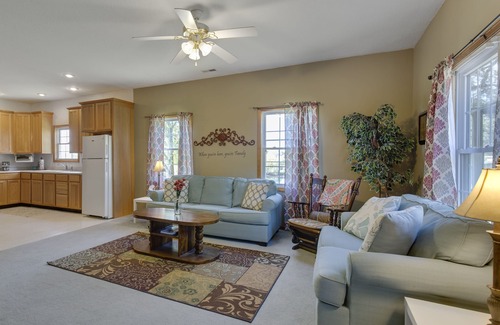 Hamilton House | Family Getaway just one hour from Kansas City!