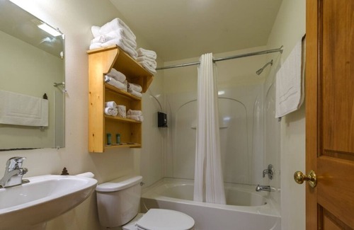 Warrens House | Family Getaway Lodge with Playground and Water Park! Near Wetherby Cranberry