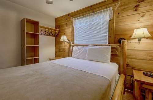 Warrens House | Family Getaway Lodge with Playground and Water Park! Near Wetherby Cranberry