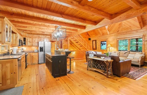 Banner Elk Cabin | Family Getaway|Mystic Glow Jungle|KidsSafari|HotTub|Pets|Firepit|Luxe Amenities