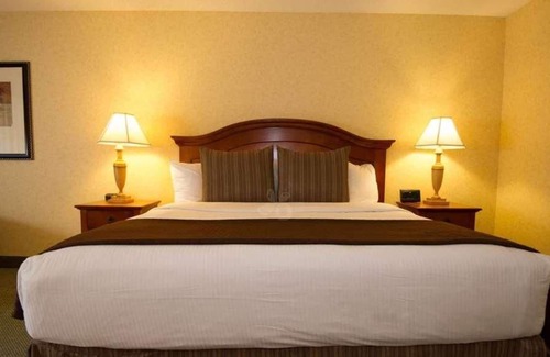 Port Angeles Resort | Family Getaway! Outdoor Pool, Parking, Pets Allowed, Near Ted's Tree Park!