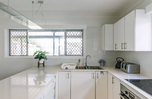 Miami Apartment | Family Getaway + Pool, NBN, Beach and Shops