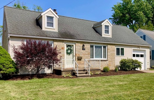 Huron House | Family Getaway to Lake Erie with Private Beach Access