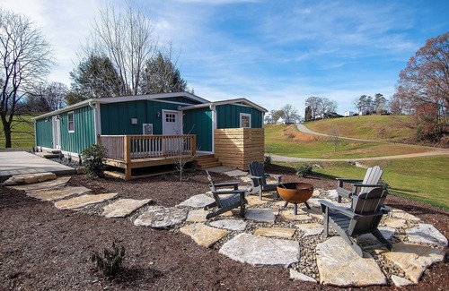 Alexander House | Family Getaway with Fire pit/Patio 20 min to AVL