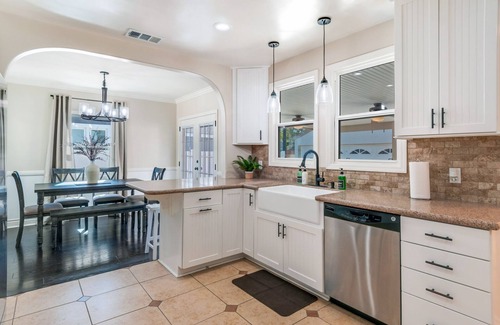 Riverside House | *Family Getaways* Charming Pool Home by Downtown