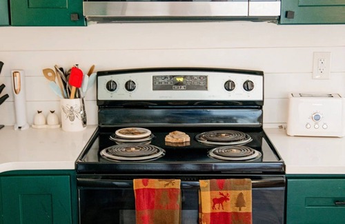 Rockwood Cabin | Family/Group, Pet Friendly Lodge. 2 Private acres @ 7 Springs offsite!
