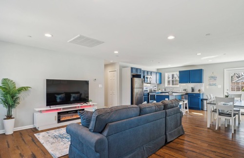 Annapolis House | Family/Group Retreat Near USNA stadium & Downtown Annapolis; Private yard