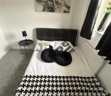Clydach House | Family & Group Stay – 3 Bedroom Swansea Home