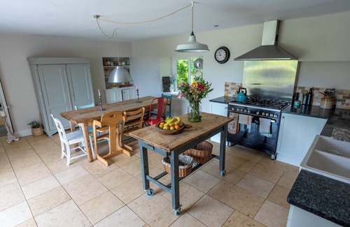 Totnes House | Family hideaway in area of outstanding natural beauty. W/hot tub. Kids favourite
