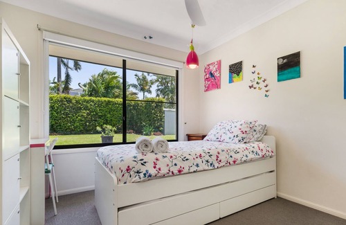 Currimundi House | Family holiday home, pool, private, fast wifi, 5min to beach, relaxing stay!
