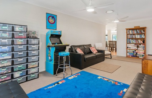 Currimundi House | Family holiday home, pool, private, fast wifi, 5min to beach, relaxing stay!