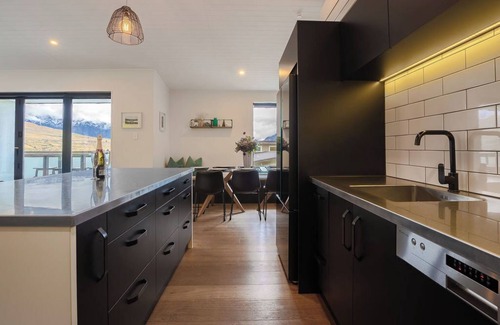 Queenstown House | Family Holiday Home | Gorgeous Views | Sauna | Pool Table