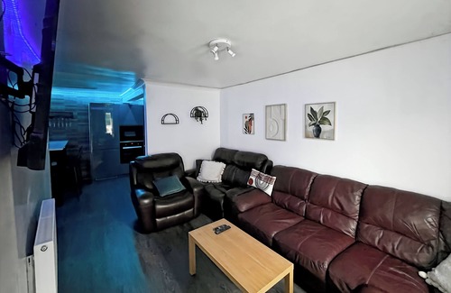 Woodingdean House | Family Holiday Home With Hot Tub & Sauna Sleeps 8
