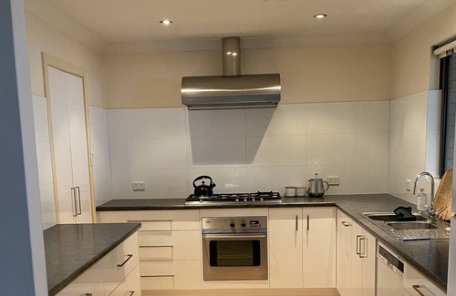 Seppings House | Family Home Close to Beach , Cafes & Golf Course