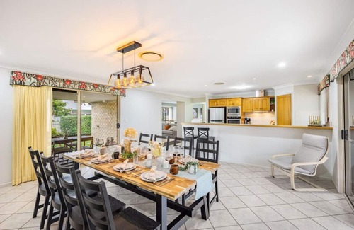 Carindale House | Family Home Close to Shopping Centre and Highway