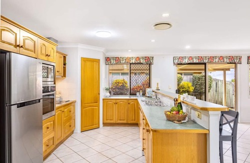 Carindale House | Family Home Close to Shopping Centre and Highway