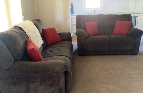 Orange House | Family Home Only 4 Blocks to the CBD