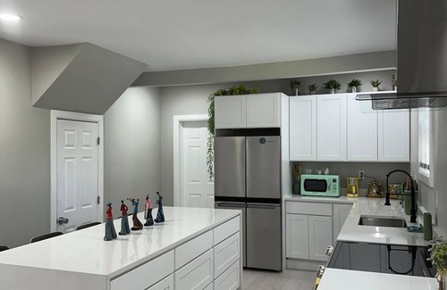 East Shore House | Family Home|Pool|HotTub|Near Lighthouse Point Park