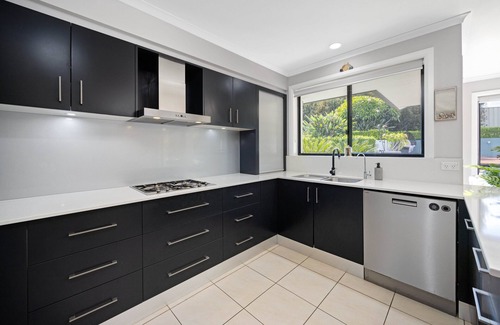Port Macquarie Apartment | Family home with pool, air con, pet friendly