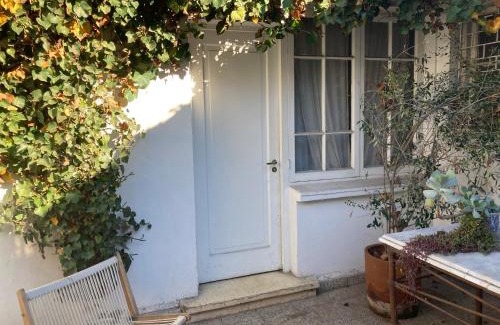 Vitacura Bed & Breakfast | Family home with beautiful garden