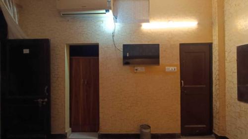 New Delhi Apartment | Family Hotel -1 Min Walk in Nizamuddin Railway Station