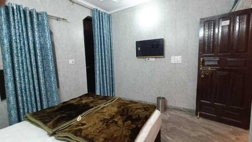 New Delhi Apartment | Family Hotel -1 Min Walk in Nizamuddin Railway Station