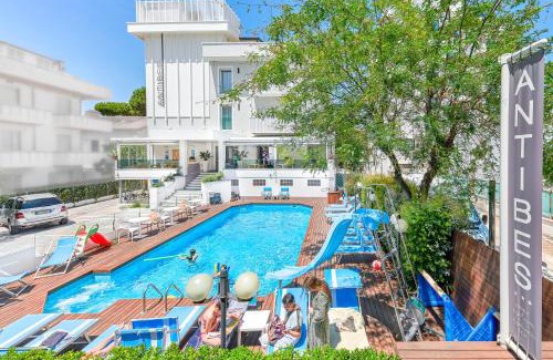 Fogliano Marina Hotel | Family Hotel Antibes -50m dal mare -