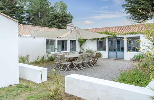 Notre-Dame-de-Monts Ski Chalet | Family house for 15 - 1km from the beach - Garden