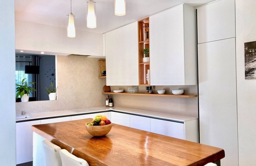 Roquefort-les-Pins House | Family house. Fresh eggs & vegetables. Barbecue. Ping pong & games