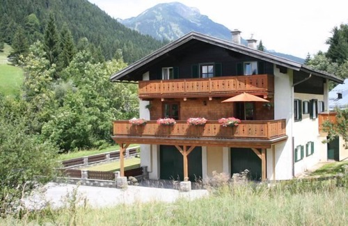 Russbach am Pass Gschuett House | Family House in Russbach 500m from slopes (1Km from lift station)