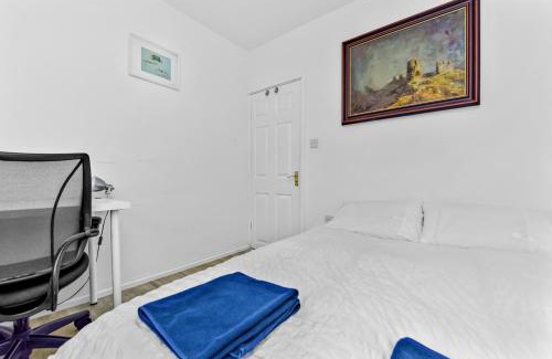 Elthorne Apartment | Family House in the Heart of Hanwell with 5 stars!