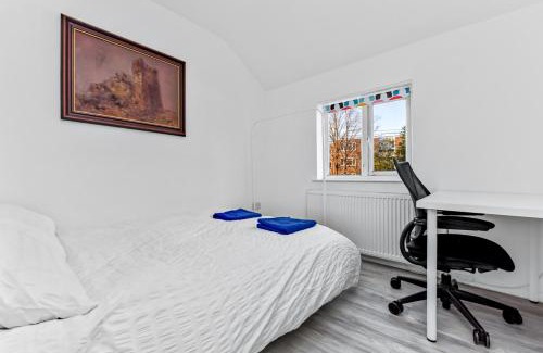 Elthorne Apartment | Family House in the Heart of Hanwell with 5 stars!