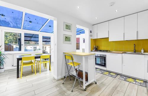 Elthorne Apartment | Family House in the Heart of Hanwell with 5 stars!