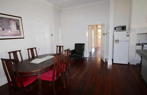 Nedlands House | Family house, Nedlands. Walk to University, QE11, KingsPark, River ,Restaurants