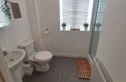 Clyst St Mary House | Family House with Free Parking, Gym and Trampoline, 2 min walk to Train Station.