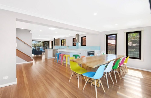 Mannering Park House | Family Lakefront Home