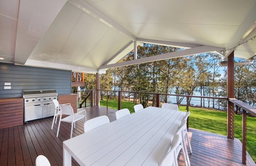 Mannering Park House | Family Lakefront Home