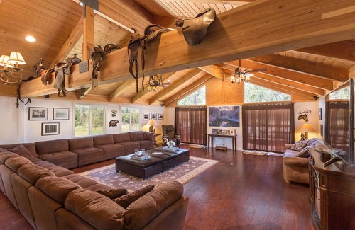 Mariposa Cabin | Family Lodge Near Yosemite – Pool, Hot Tub, Game Room, Sleeps 16 + Ponies!