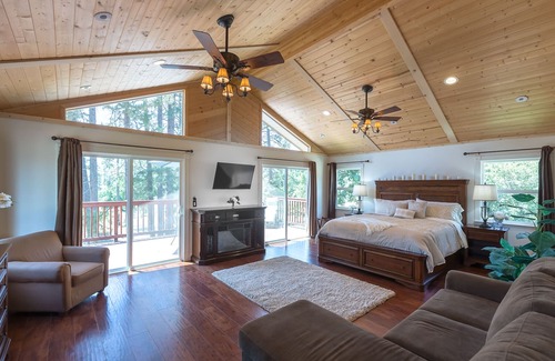 Mariposa Cabin | Family Lodge Near Yosemite – Pool, Hot Tub, Game Room, Sleeps 16 + Ponies!
