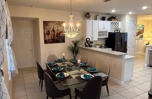 West Kissimmee Villa | Family Luxury Villa 7 BR Prvt Pool, Spa, G/Rm, theatre, Mins to Disney Sleeps 16