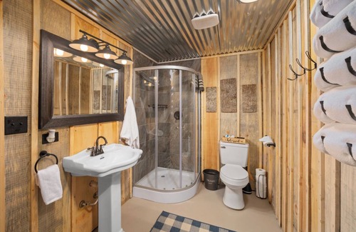 Newland House | Family Mountain Cabin, Fire pit & Game Room