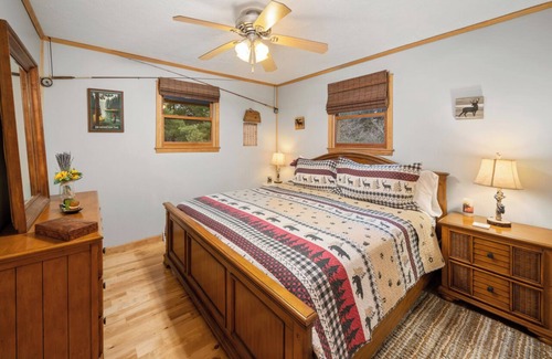 Newland House | Family Mountain Cabin, Fire pit & Game Room