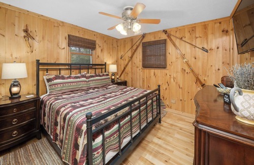 Newland House | Family Mountain Cabin, Fire pit & Game Room