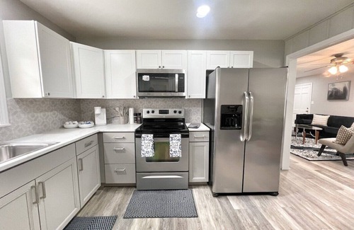 Decatur House | Family Oasis in Decatur Fire Pit Pet Friendly Fast Wi-Fi