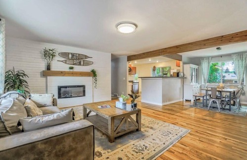 Skyway House | Family Oasis , Offices, Pet Friendly, Fenced Yard