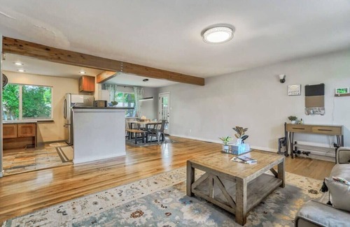 Skyway House | Family Oasis , Offices, Pet Friendly, Fenced Yard