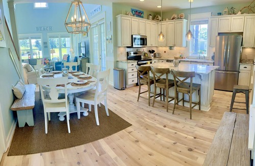 Laurel Grove House | FAMILY-PERFECT, 2 golf carts, beach chairs,bikes, UPSTAIRS AC, NO PETS,